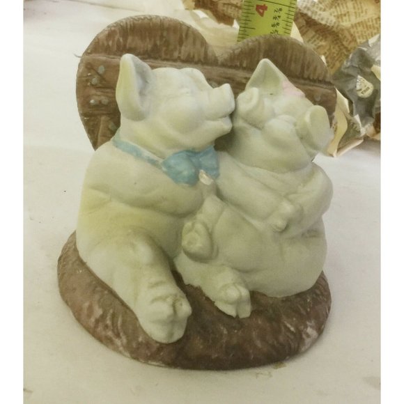 Kissing Pigs Figurine - Sitting on Heart w blue bow and pink bow - Picture 3 of 4